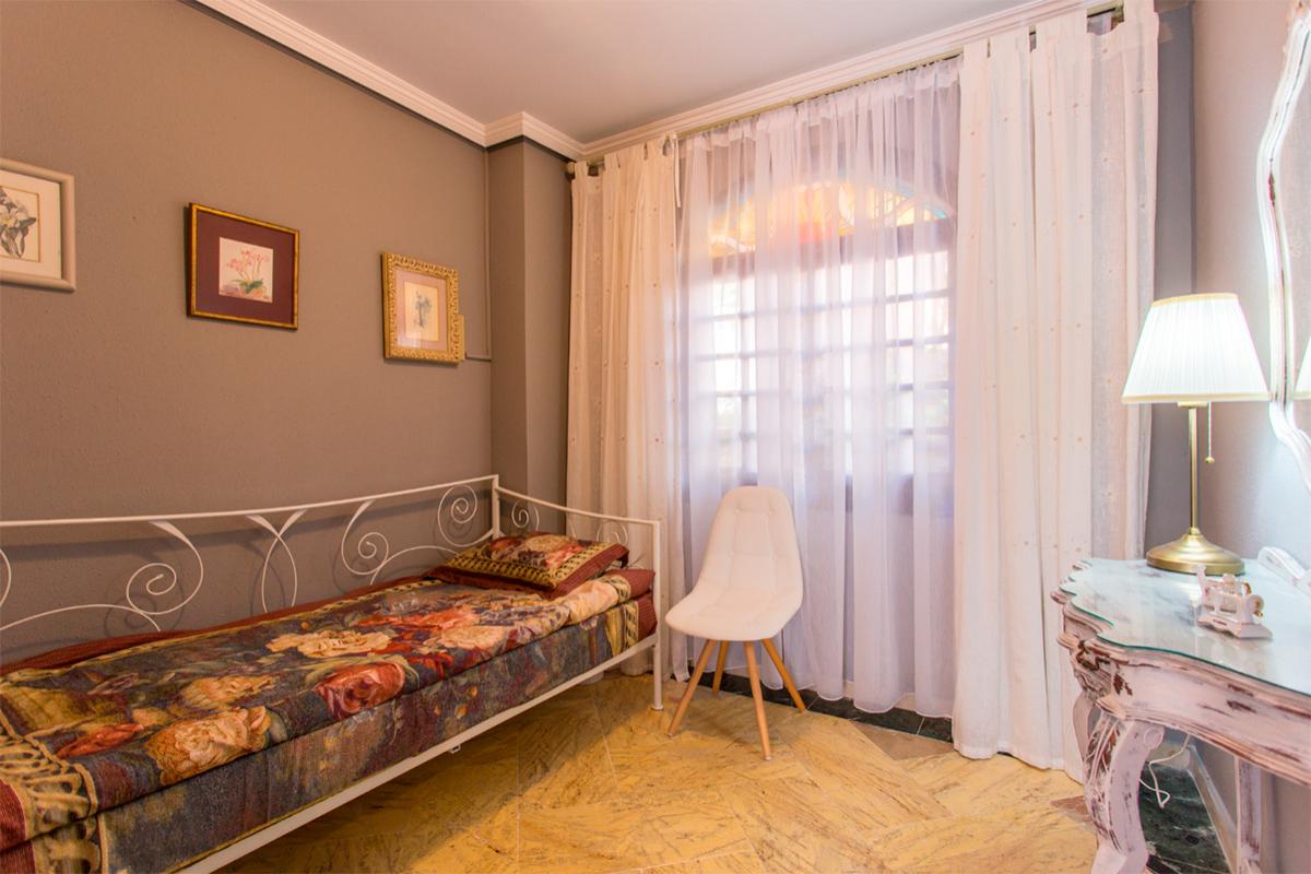 Apartment with stained glass bedroom (101)