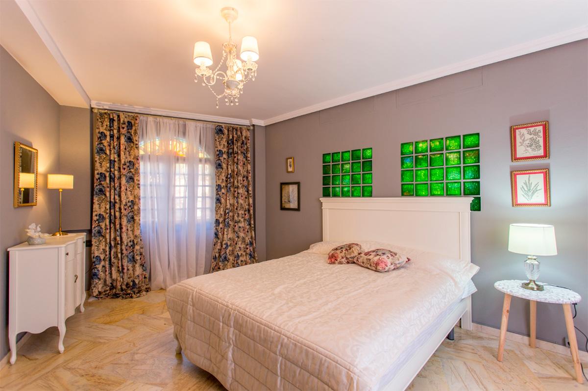 Apartment with stained glass bedroom (101)