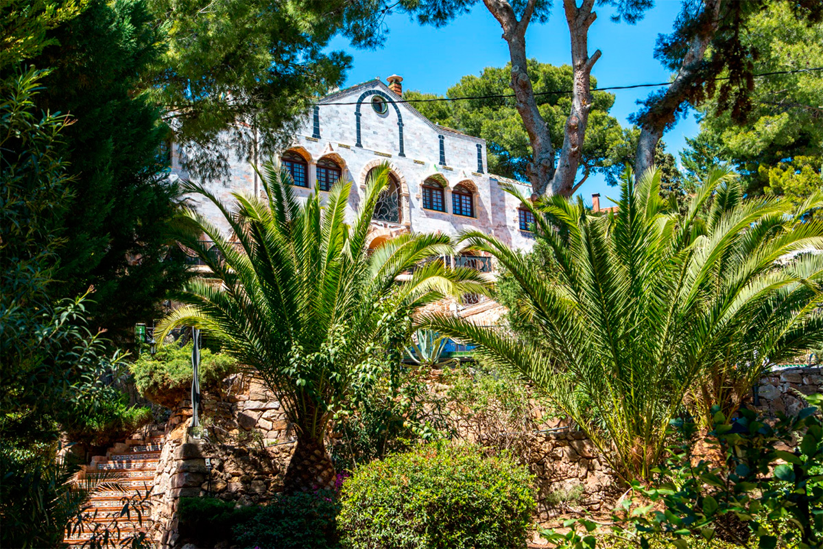 Hotel Naquera Gaudi Style